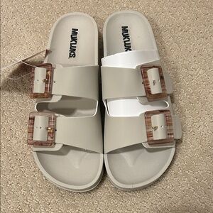NWT Muk Luks Cream Slide Sandals with Brown Buckles